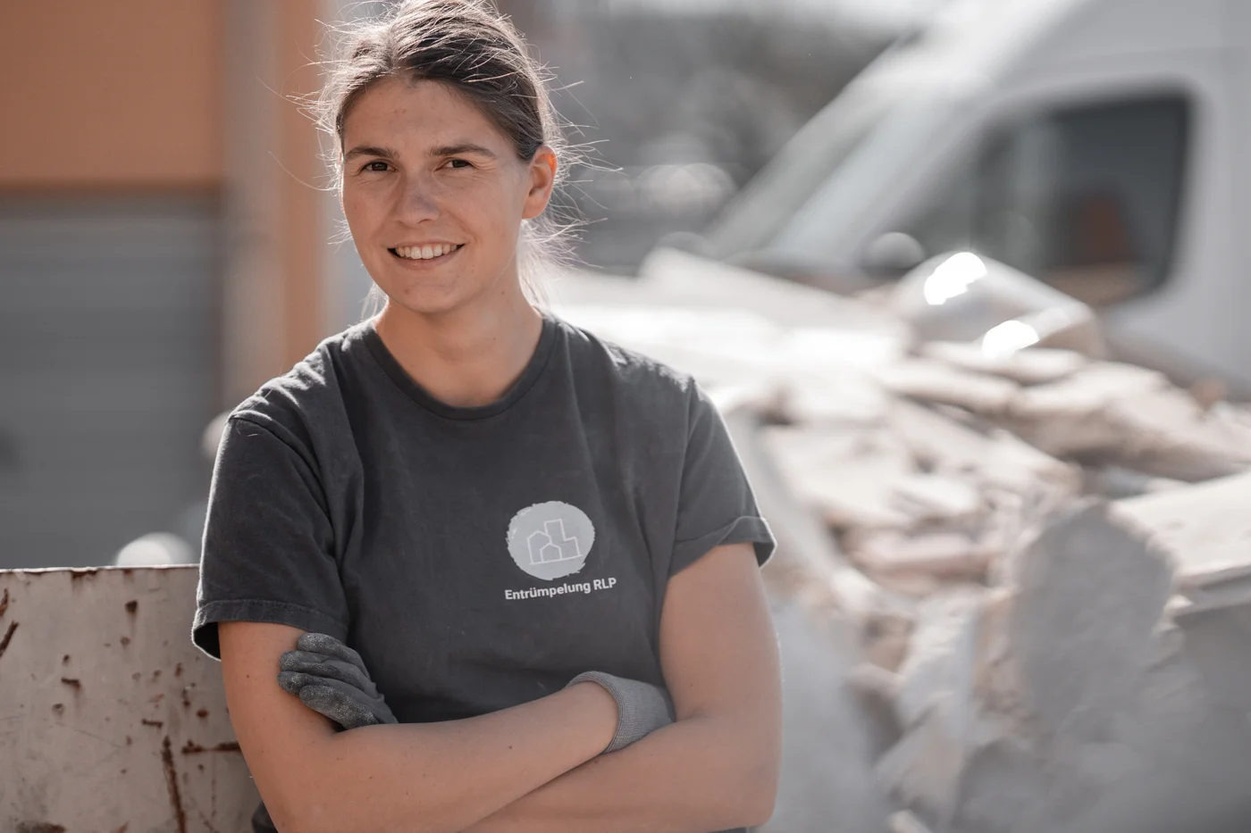 Lucienne Bernhardt, Inhaberin von Entrümpelung RLP auf einer laufenden Entrümpelung