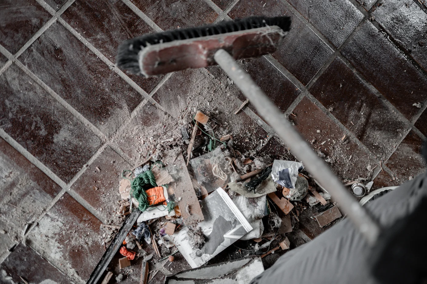 Besen bei der Endreinigung nach einer Entrümpelung