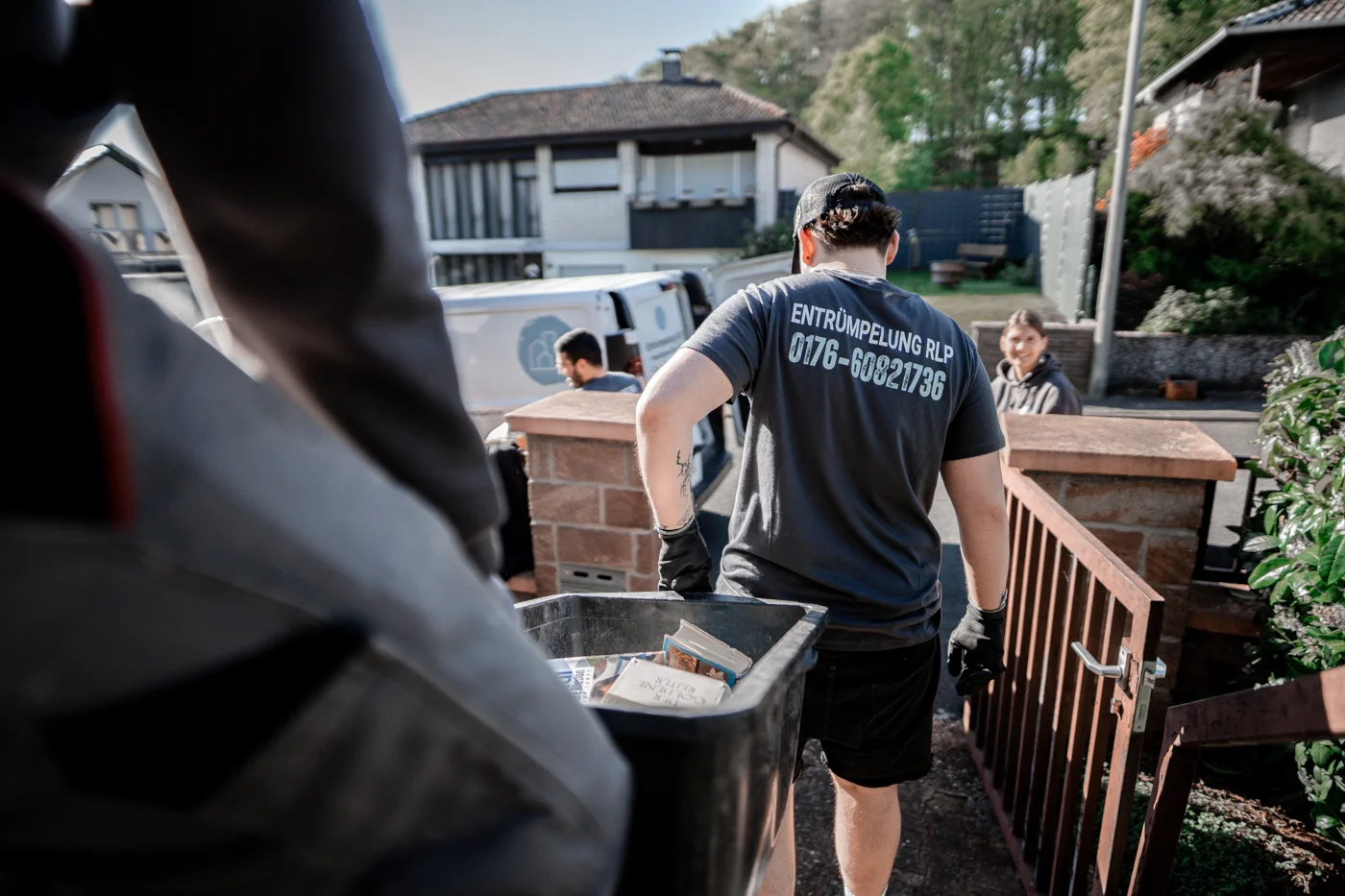 Entrümpelung RLP bei einer Haushaltsauflösung – Mitarbeiter tragen Gegenstände ab
