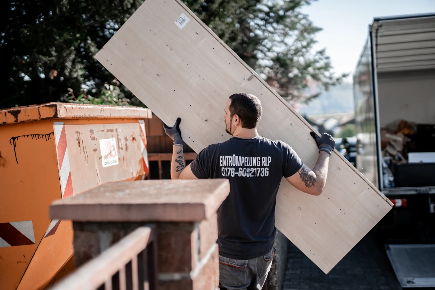 Entrümpelung RLP transportiert große Möbelstücke zur Entsorgung
