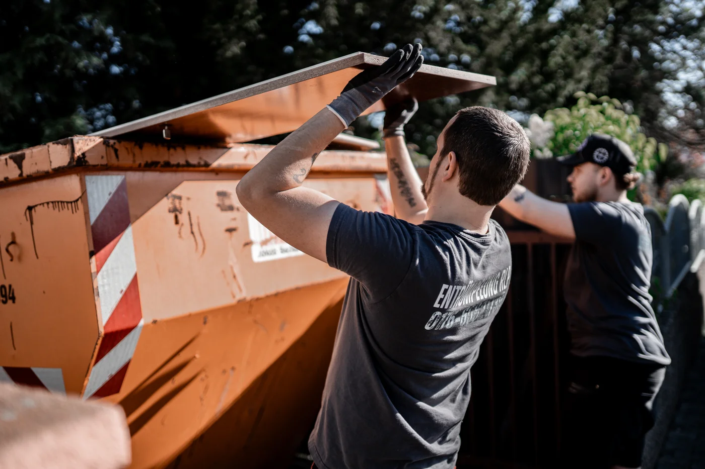 Entrümpelung RLP beim Befüllen eines Containers