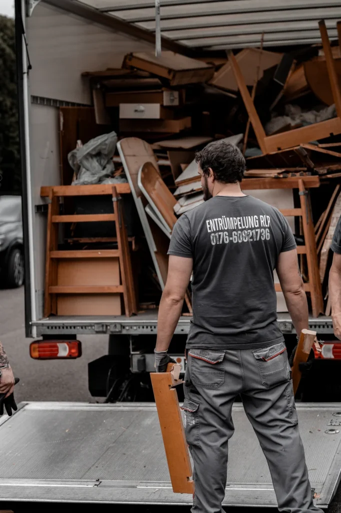 Entrümpelung RLP verladen Möbel zur Entsorgung